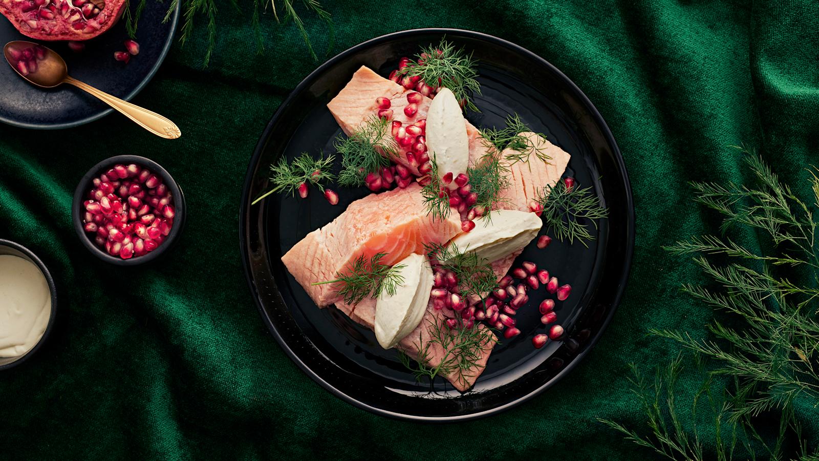 Lohi jäähtyvässä liemessä ja piparjuurismetana