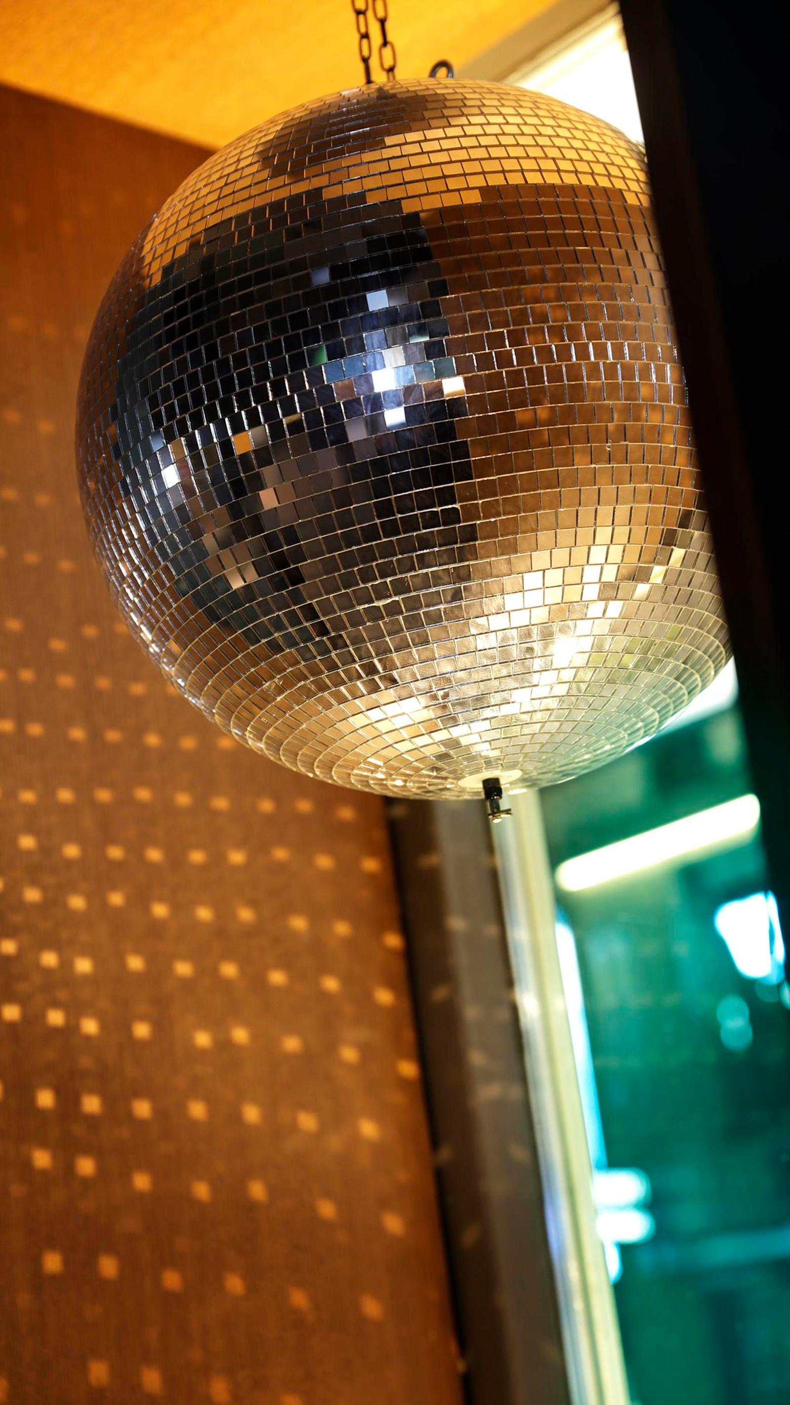 Baarin ikkunassa oleva diskopallo on muisto legendaarisesta Helsinki Club ­yökerhosta, joka sijaitsi nykyisen juhlatilan paikalla.