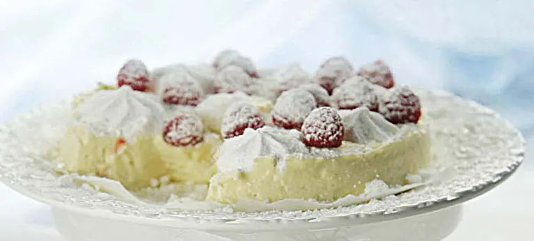 Jäädytetty sitruuna-valkosuklaamoussekakku