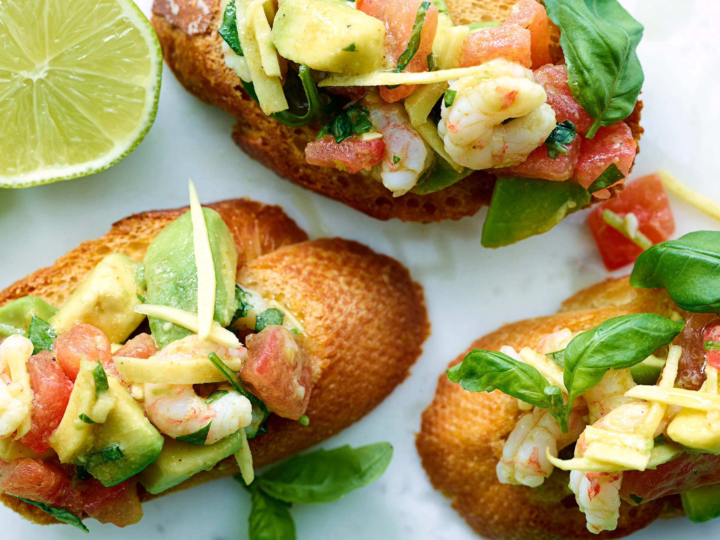 Inkiväärillä piristetyt katkarapubruchettat