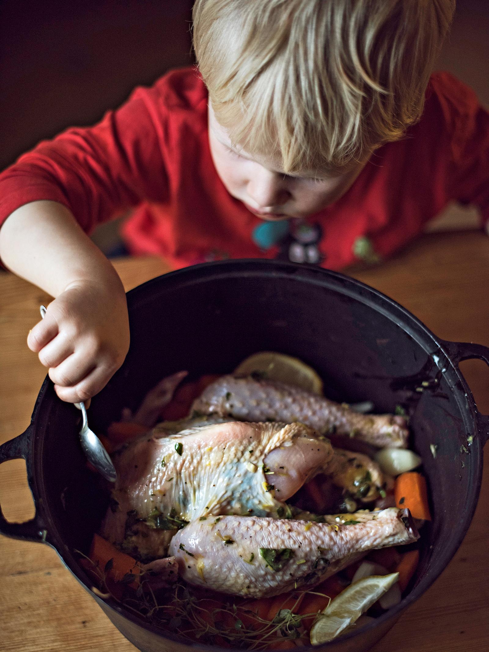 Niinan ja koko perheen lempiruokia ovat leivinuunissa pitkään muhineet uunipuurot ja lihapadat. "Usein parhaat ruoat ovat nopeita ja helppoja, eivät välttämättä kalliita."