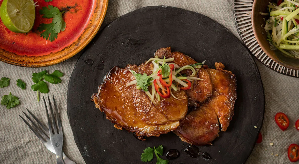 Soijaglaseerattu possu ja minttusalaattia