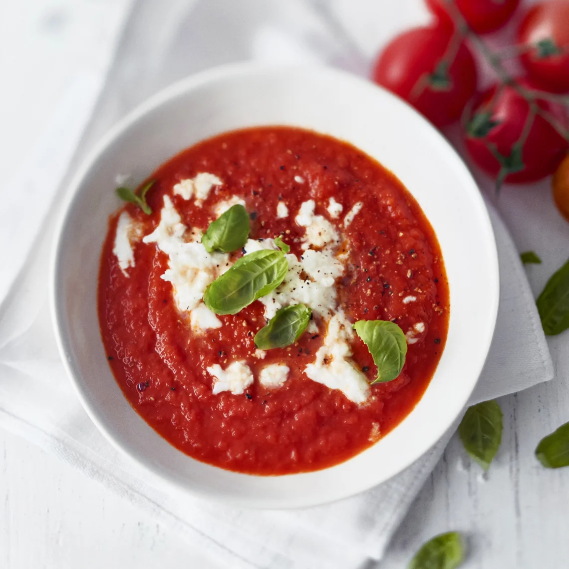 Tomaattikeittoa ja mozzarellaa