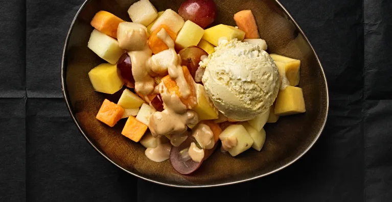 Hedelmäsalaatti ja maapähkinäkastike