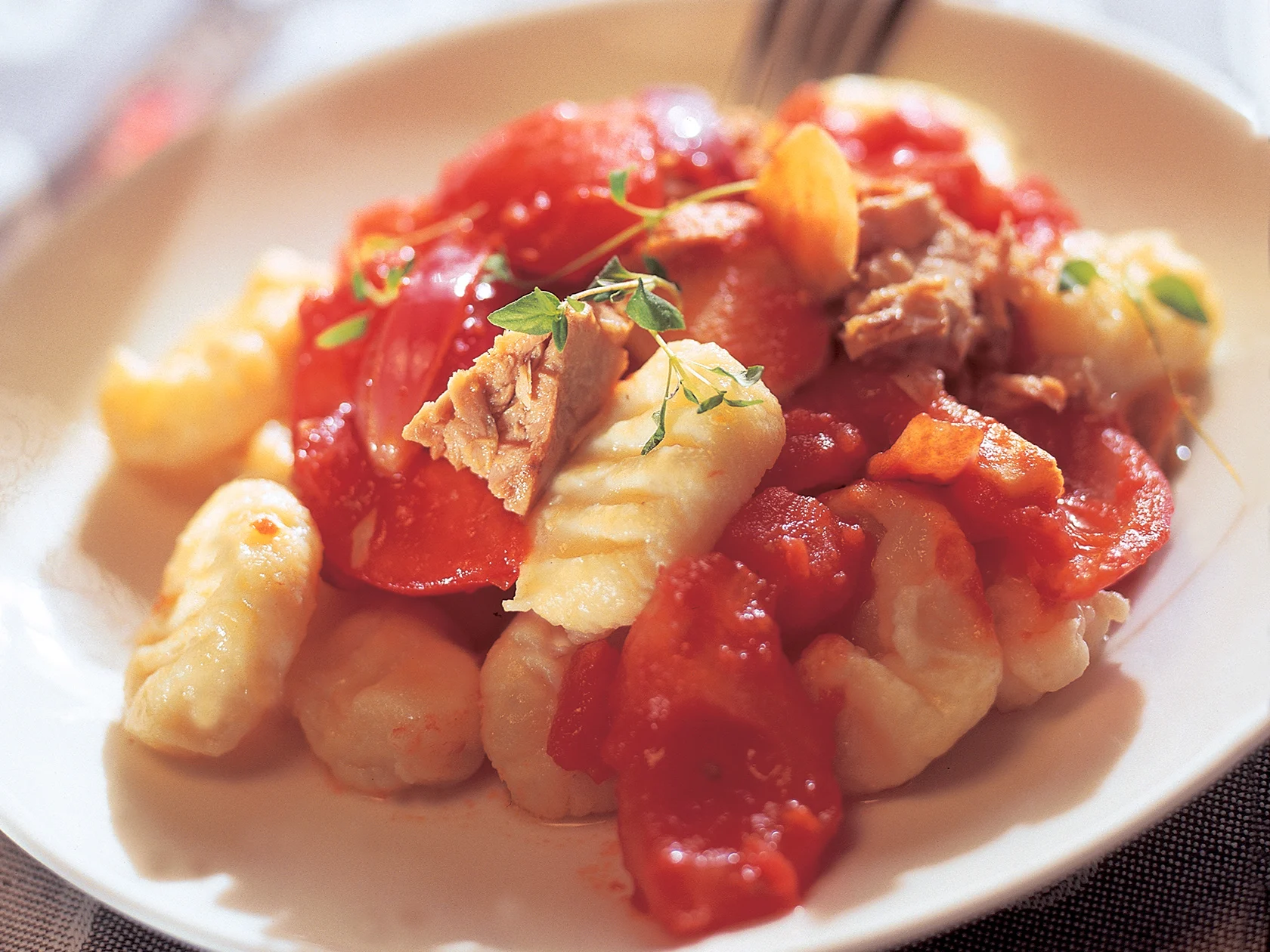 Gnoccheja tonnikalakastikkeen kanssa