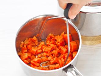 Valmista täyte. Kuori ja paloittele porkkanat ja keitä vähässä vedessä kypsiksi. Valuta ja soseuta porkkanat. Lisää kiehuvaan veteen riisi ja keitä, kunnes vesi on imeytynyt riisiin. Lisää maitoa vähissä erin ja anna puuron hautua kypsäksi. Sekoita väl...