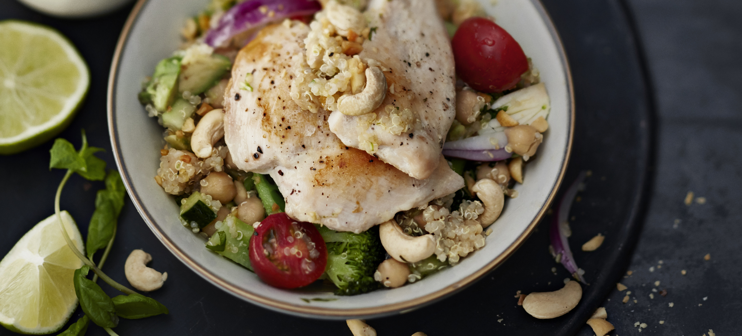 Broilerin filee ja kvinoasalaatti