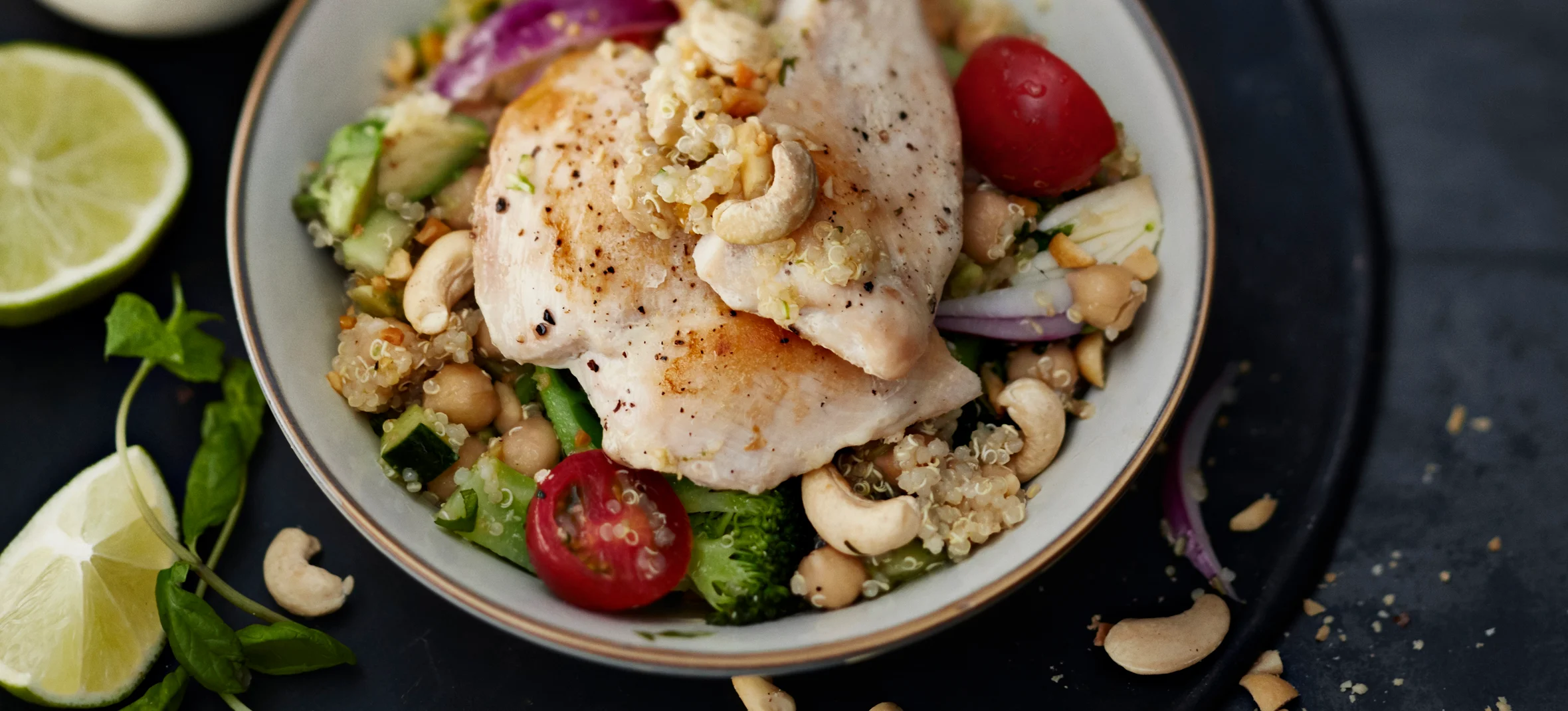 Broilerin filee ja kvinoasalaatti