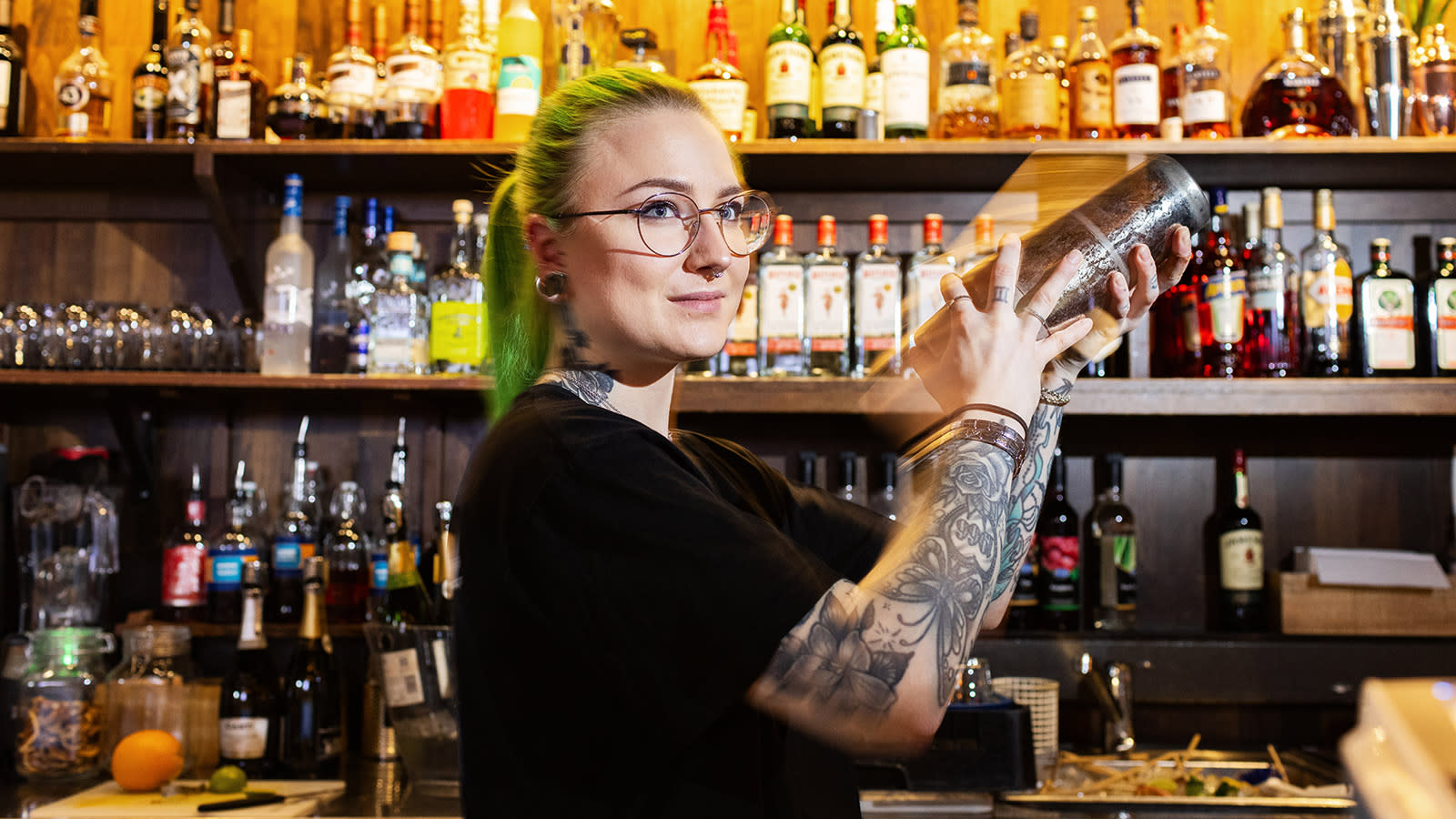 Laura Kantoniemi tekee drinkkiä baaritiskin takana.