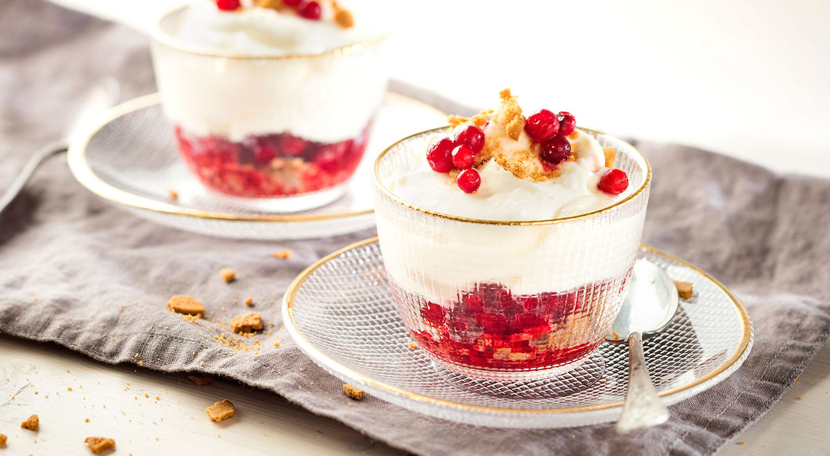 Puolukka-inkiväärijuustokakut laseissa