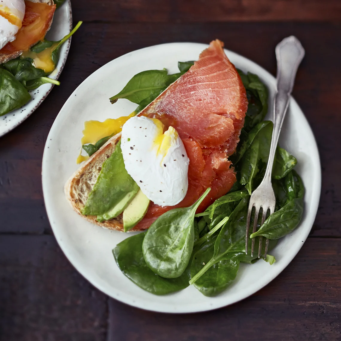 Kirjolohileipä avokadolla ja uppomunalla