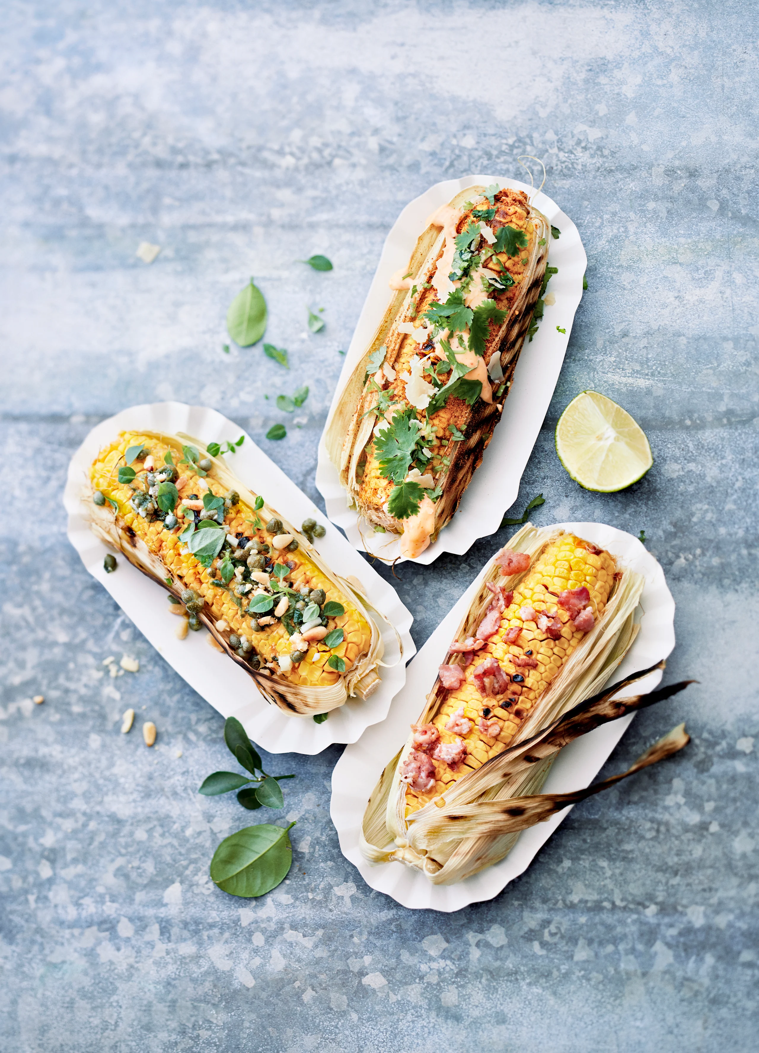 Grillattu maissi maustettuna kolmella tapaa.