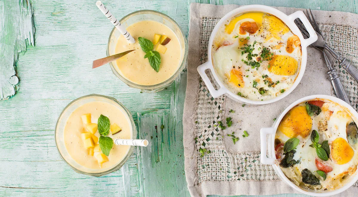 Uunikananmunat ja mango-banaanismoothie