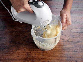 Vaahdota pehmeä rasva ja sokeri.