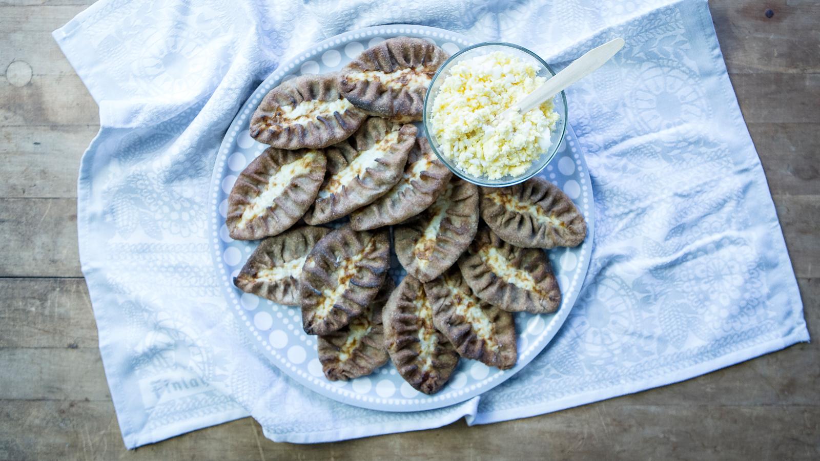 Karjalanpiirakan taikinasta vähintään puolet pitää olla ruista.