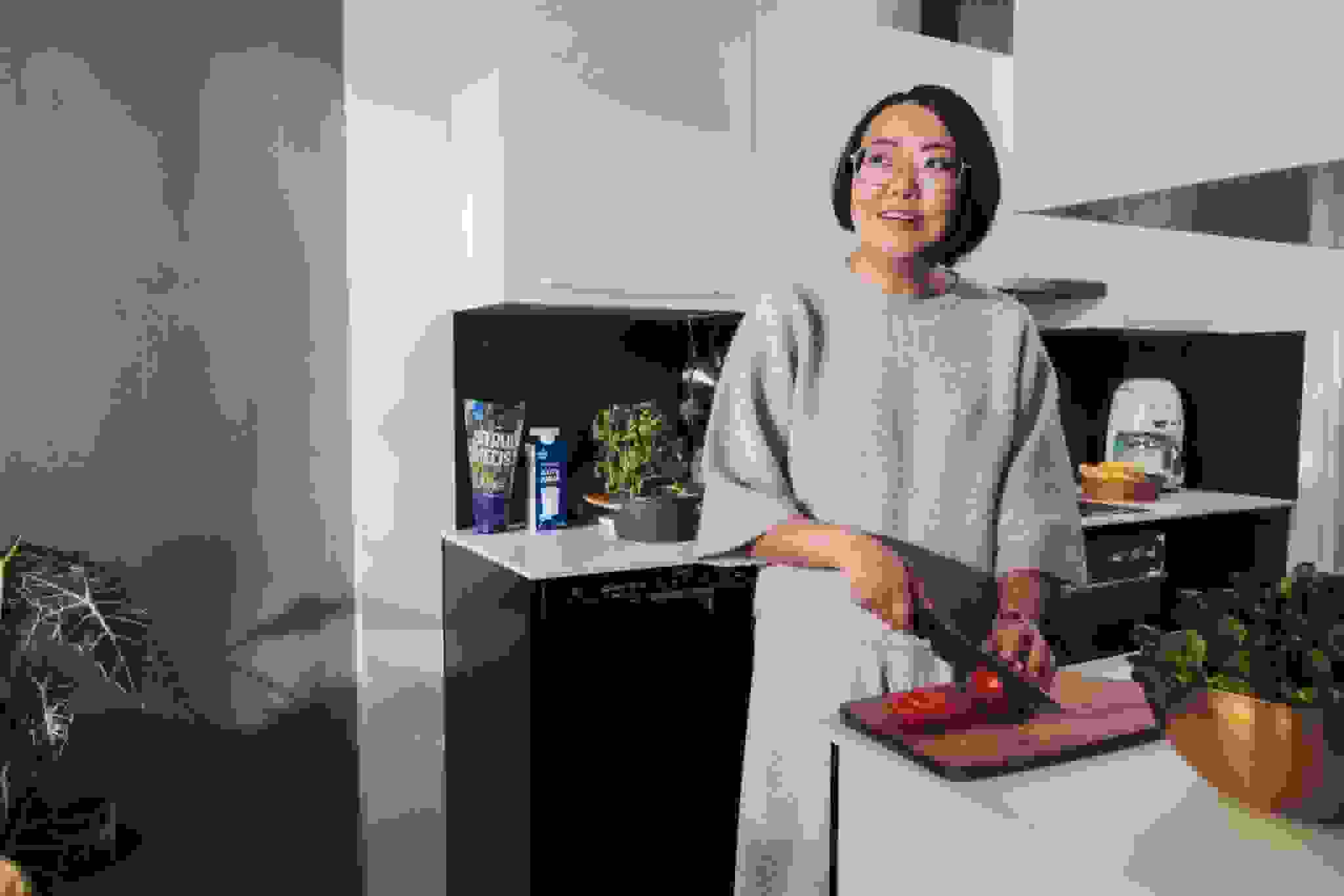 Nainen kokkaa keittiössä