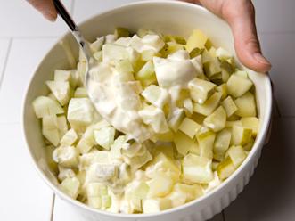 Sekoita kaikki ainekset keskenään ja anna maustua.