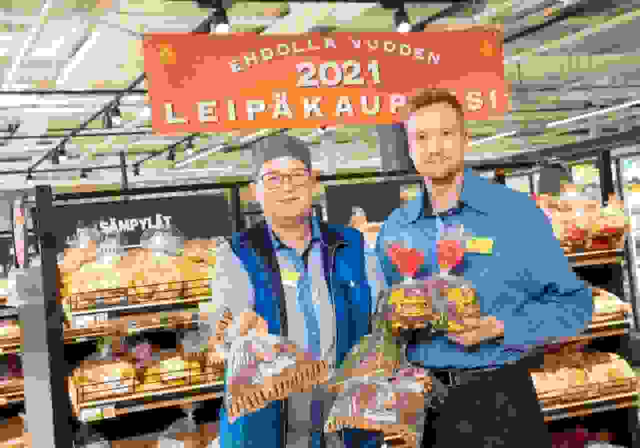 Joensuulaisen S-market Rantakadun palveluvastaava Marketta Muhonen ja aluepäällikkö Mika Tukiainen leipäosastolla.