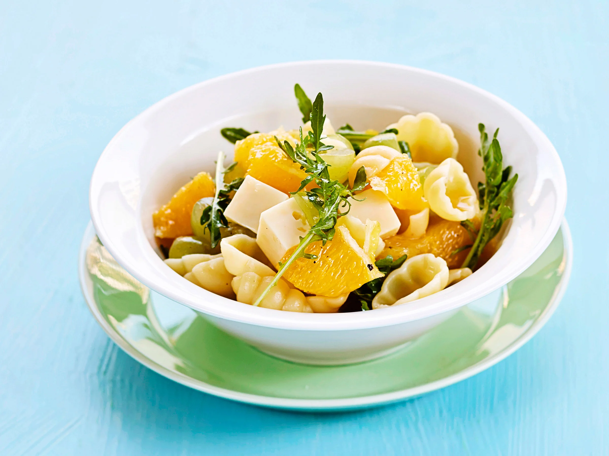 Appelsiini-pastasalaatti