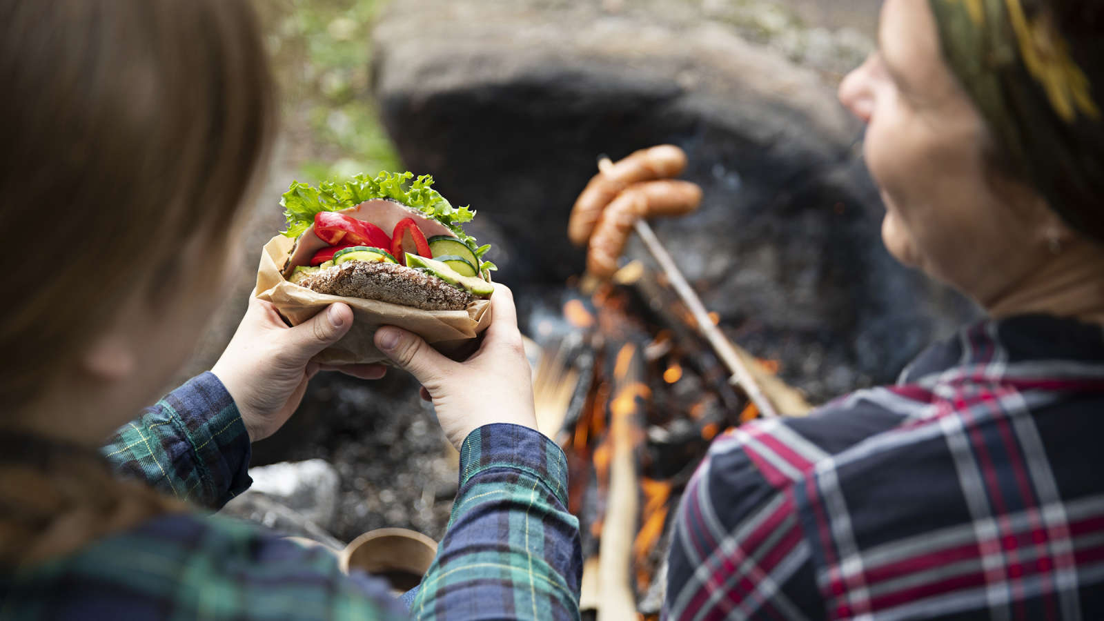 Lähdetpä lasten kanssa parin tunnin luontoretkelle tai ystävien kanssa yöksi laavulle, pakkaa reppuun riittävästi evästä, sillä rento ruokahetki on retken kohokohta. 