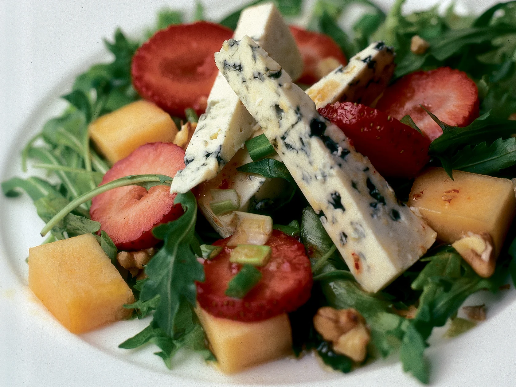 Juustoinen mansikkasalaatti