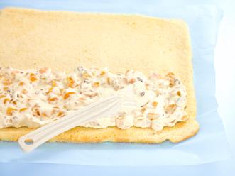 Levitä täyte jäähtyneelle levylle ja kääri tiukalle rullalle. Anna rullan vetäytyä vähintään neljä tuntia tai yön yli kylmässä. Koristele kermavaahdolla ja hedelmillä.