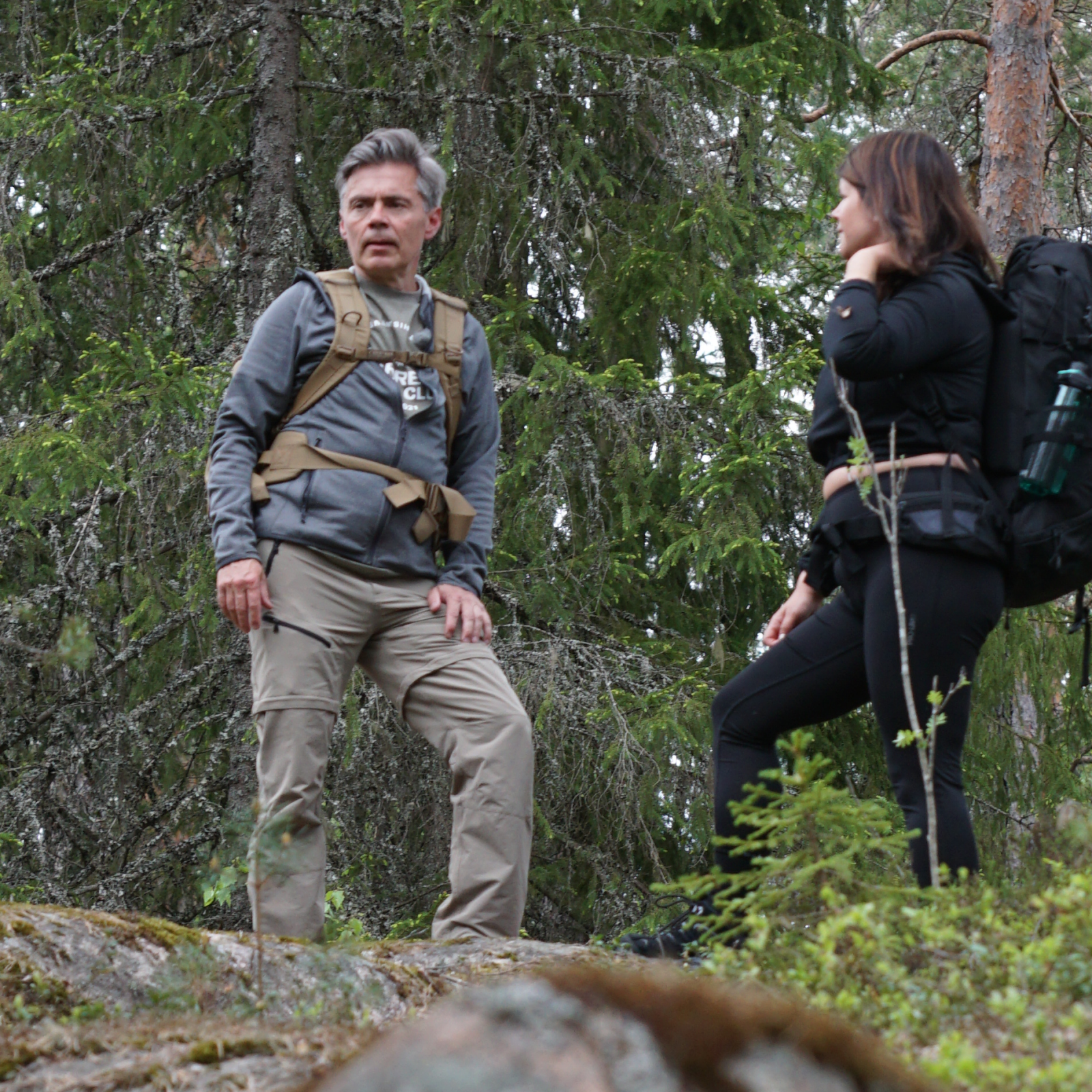 Jukka Viljanen ja Mirka Nyqvist kalliolla Nuuksion kansallispuistossa