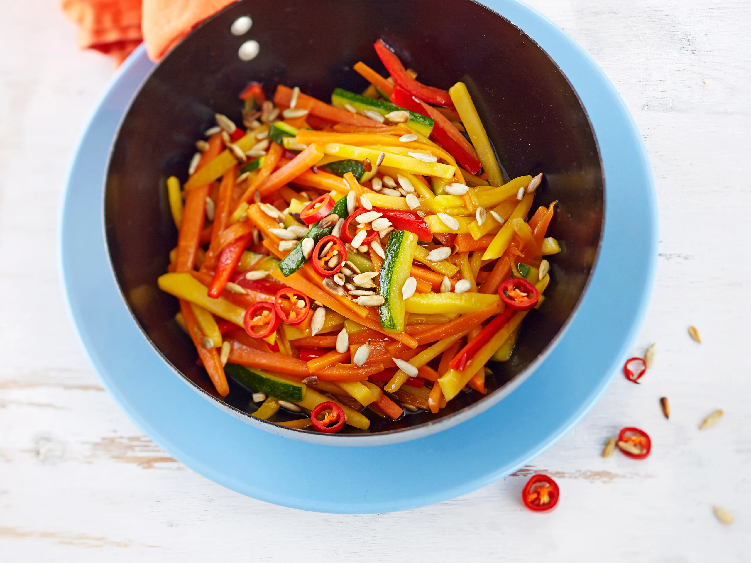 Kasvikset hapanimeläkastikkeessa