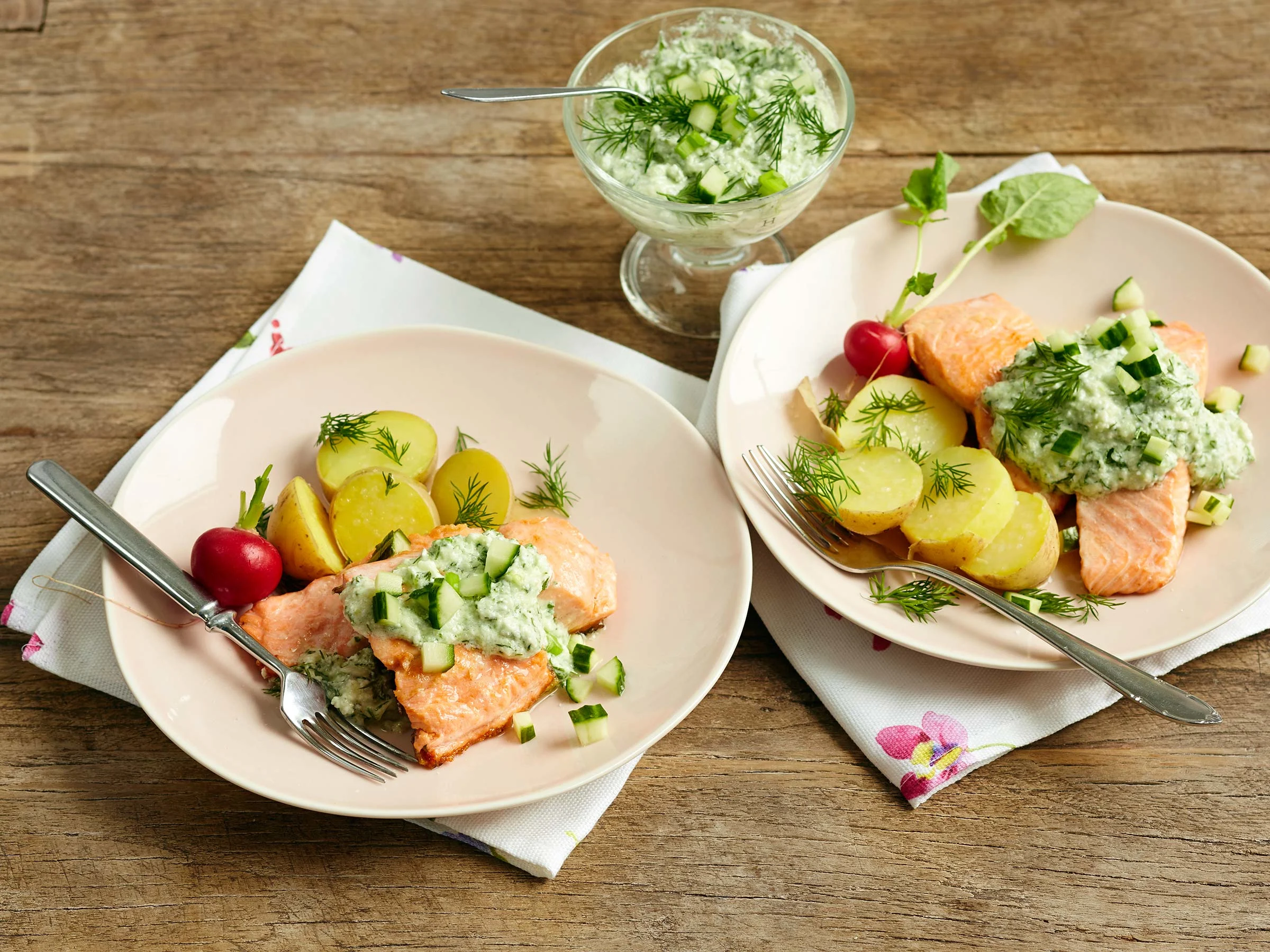 Grillattu lohi ja kurkku-fetatahna