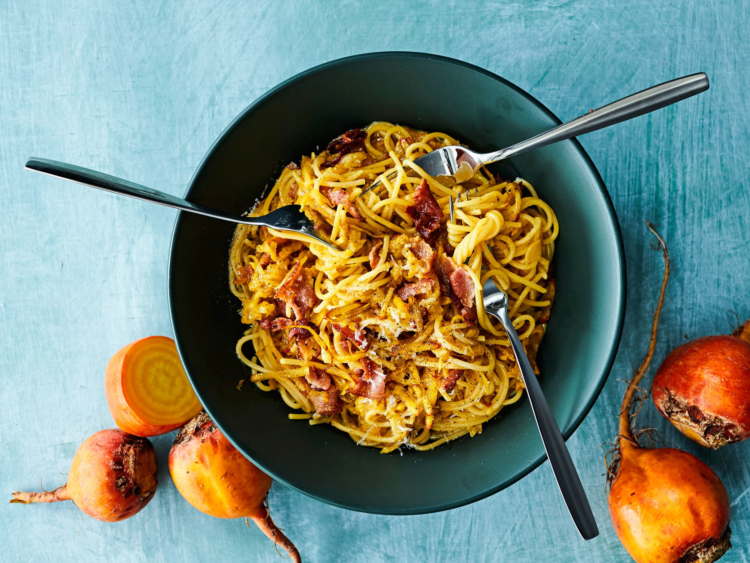 Keltajuuri-pekonicarbonara