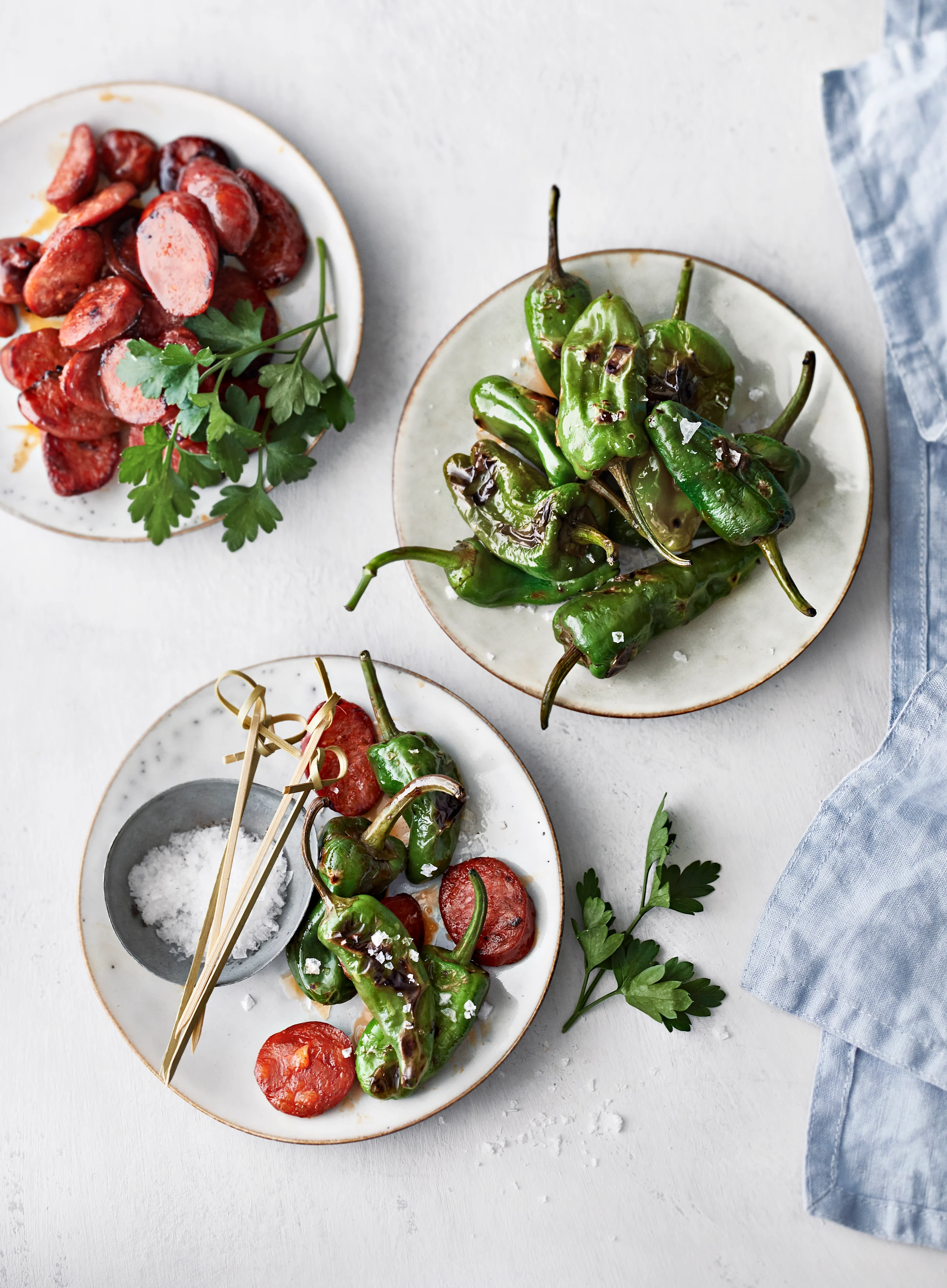 Helpot pimientos de padron -paprikat ovat kesän hittiherkku. Ne syntyvät helposti ja nopeasti pannulla.