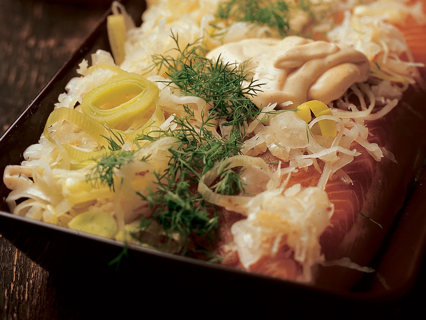 Hapankaalilla kuorrutettu uunilohi