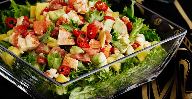 Hummeri-avokado-mangosalaatti