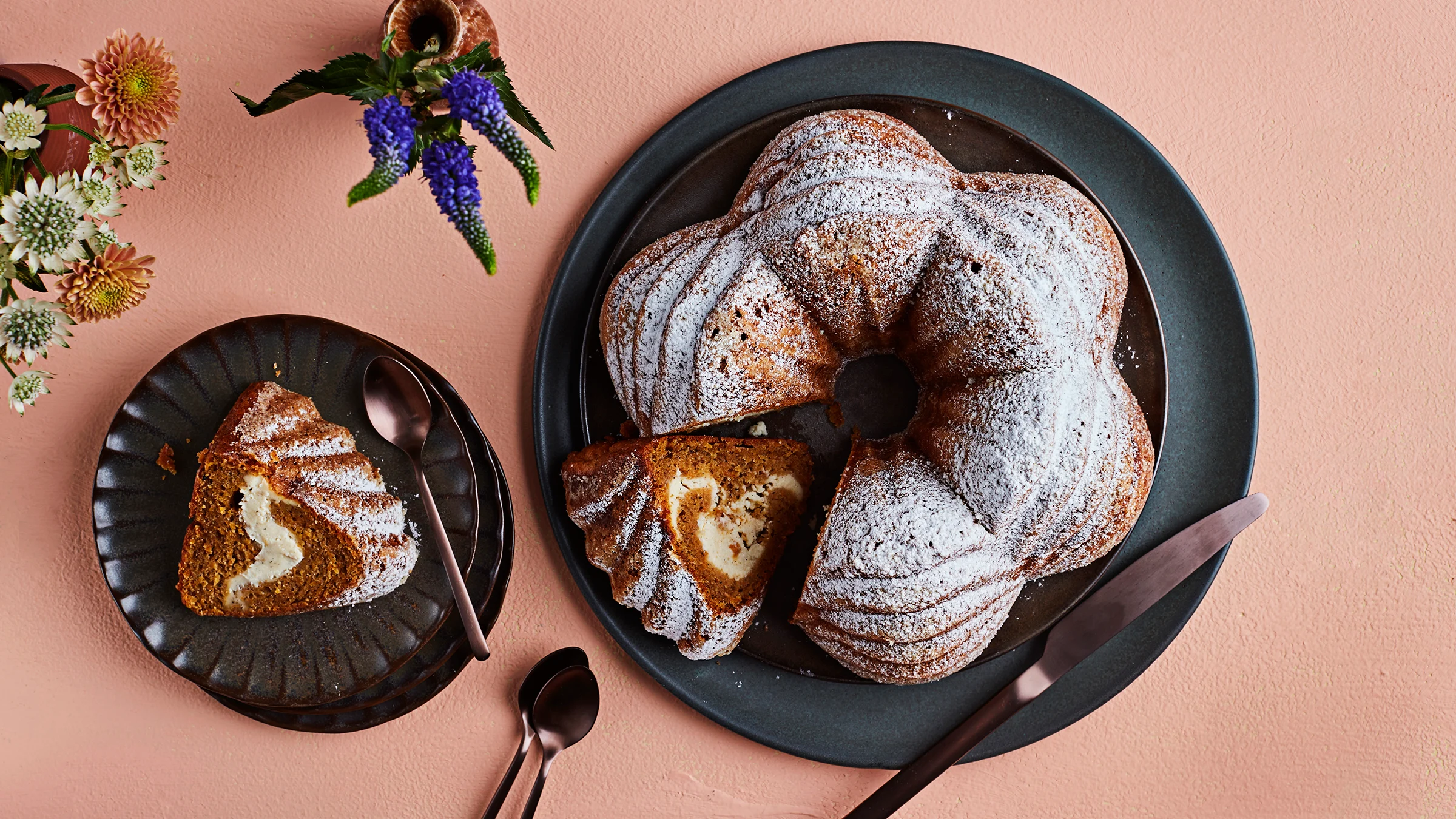   Porkkanakakku tuorejuustoraidoilla