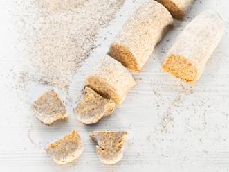 Leivo taikina tangoksi. Jaa noin 40 palaan. Litistä palat kämmenellä.