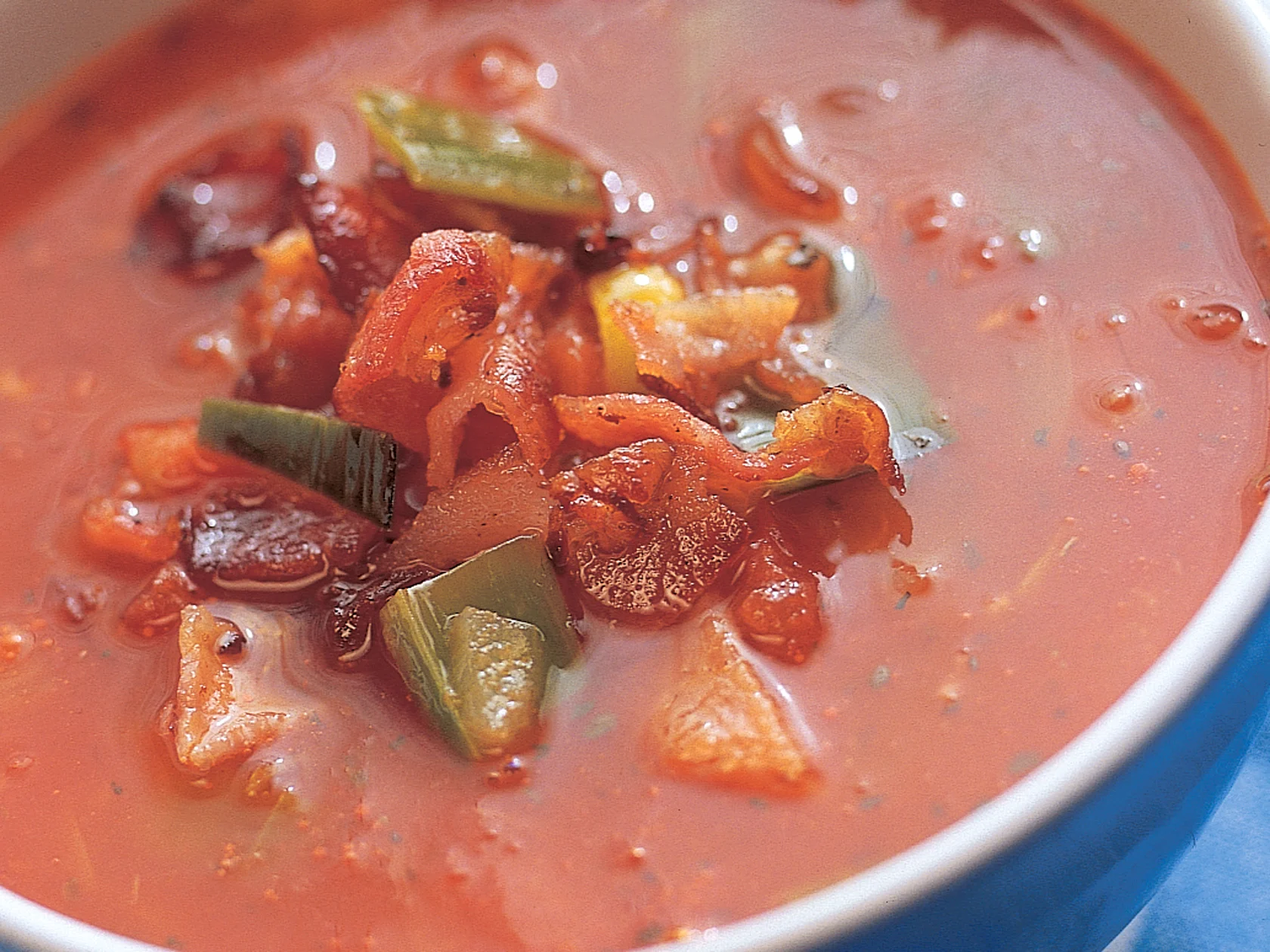 Tomaattikeitto ja rapea pekoni