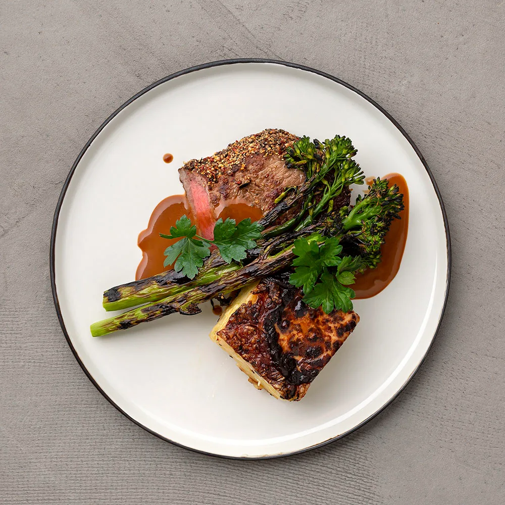 Pippuripihvi, valkosipuliperunoita ja paahdettua broccoliinia