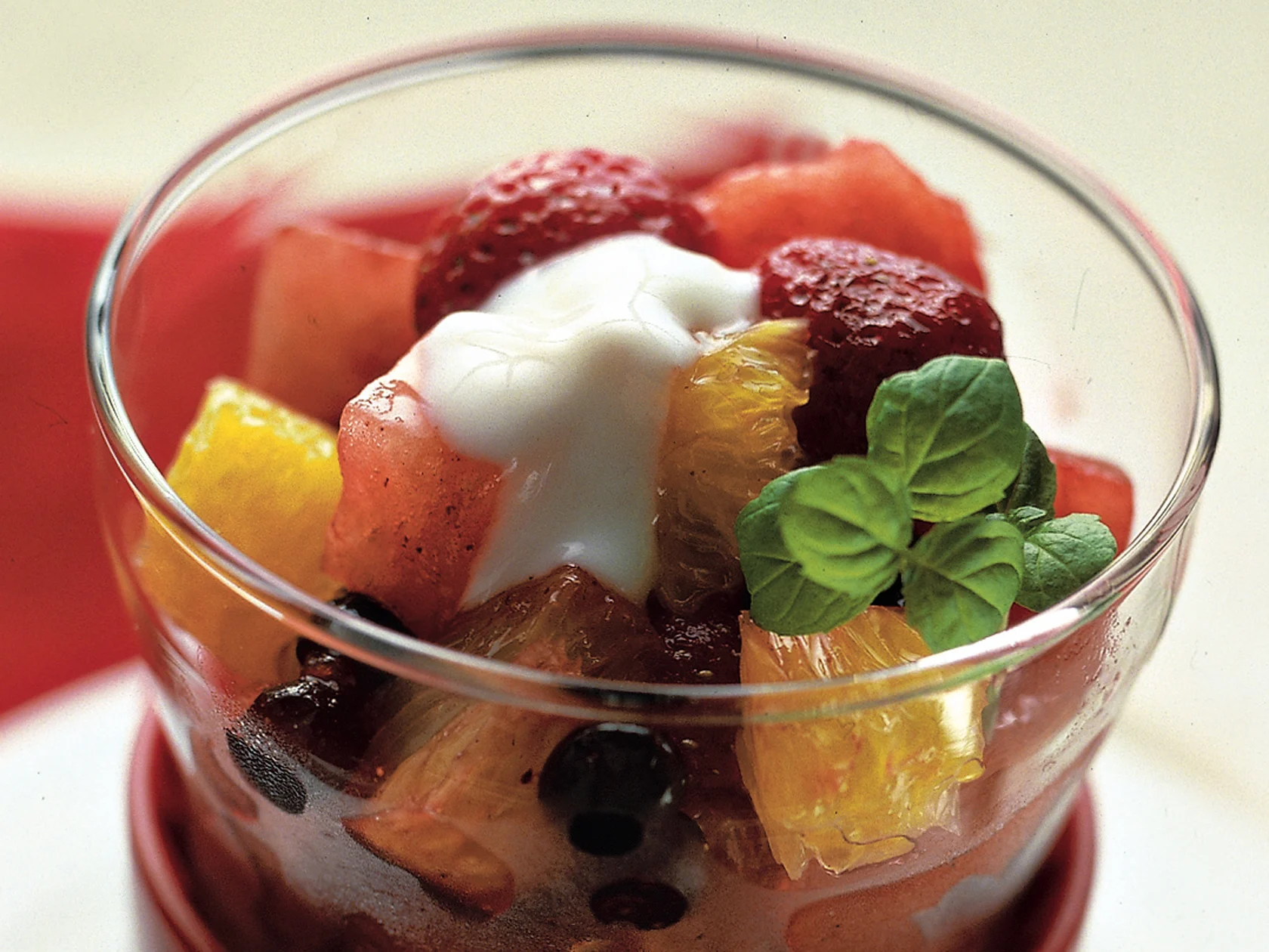 Jouluinen marja-hedelmäsalaatti