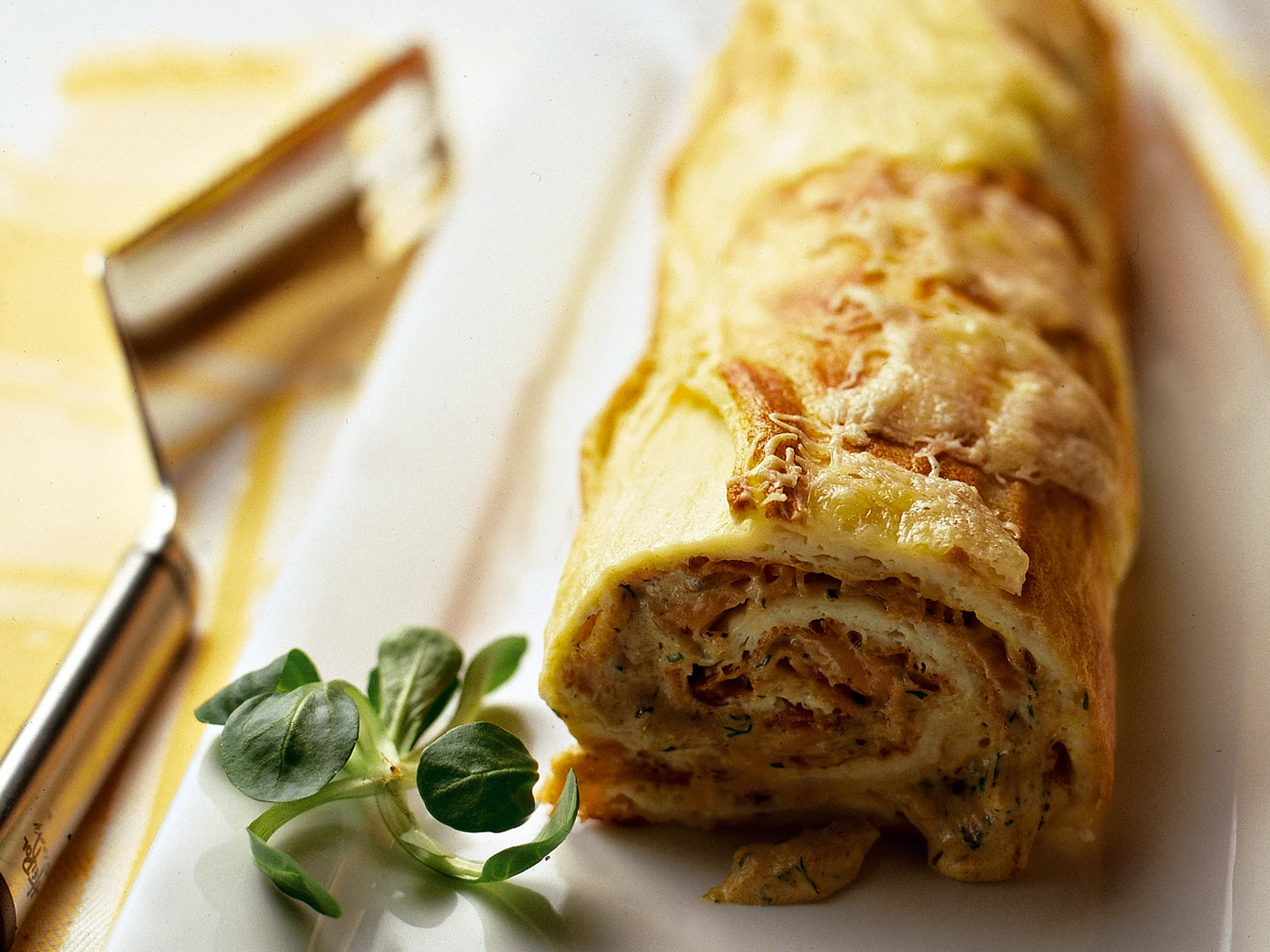 Savukalalla täytetty munakasrulla