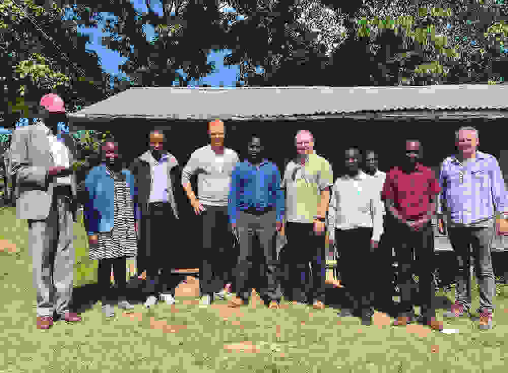 S-ryhmän vähittäiskaupan kaupallinen johtaja Ilkka Alarotu (keskellä) ja hankintajohtaja Jari Simolin (oikealla) kävivät Keniassa paikan päällä tutustumassa African Coffee Roastersin toimintaan ja tapaamassa viljelijöitä ja osuuskunnan johtoa.