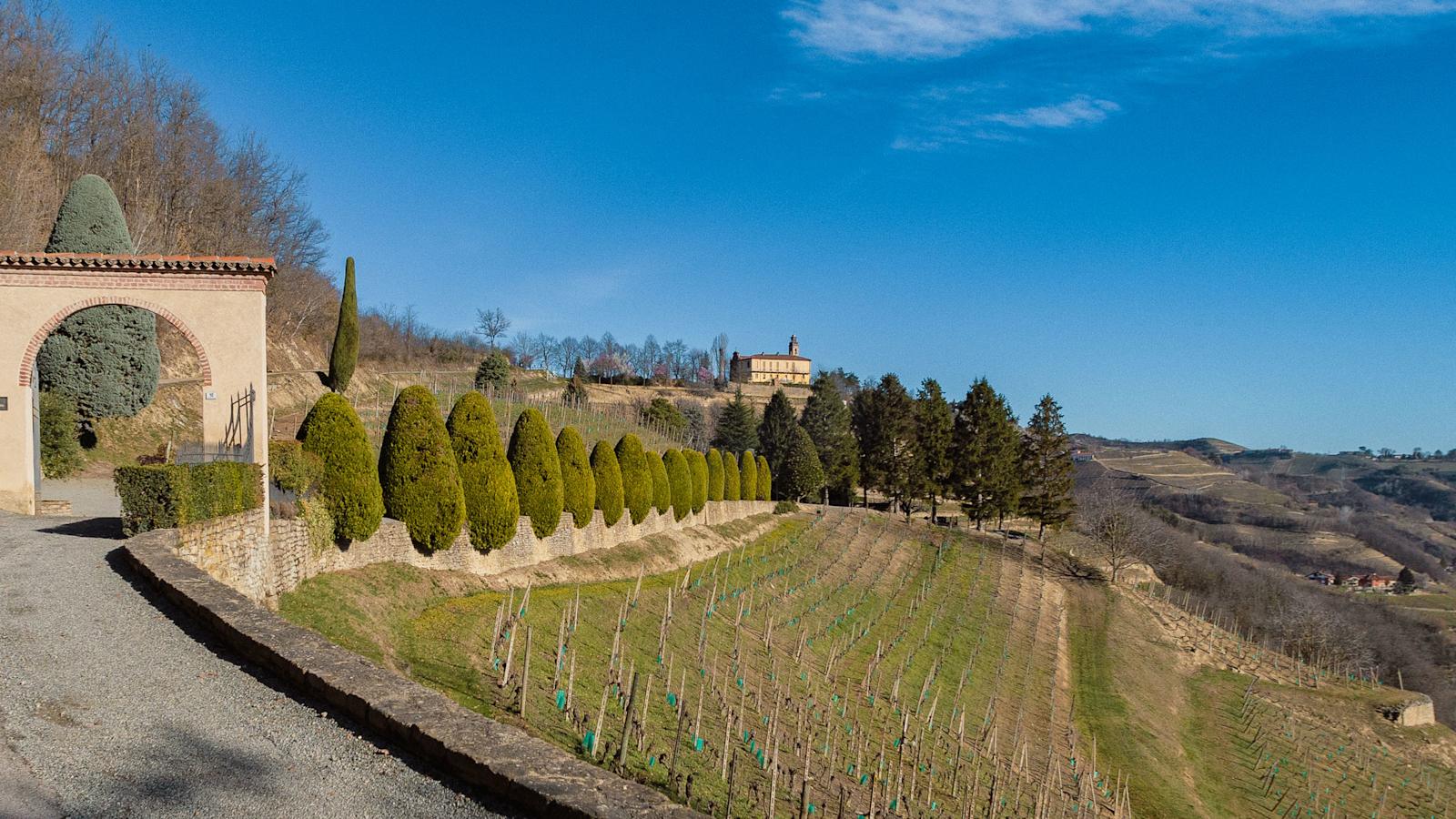Piemontelaisen viinitila Villa Lanata seisoo jyrkän rinteen reunalla -Cossano Belbossa, Luoteis-Italiassa.