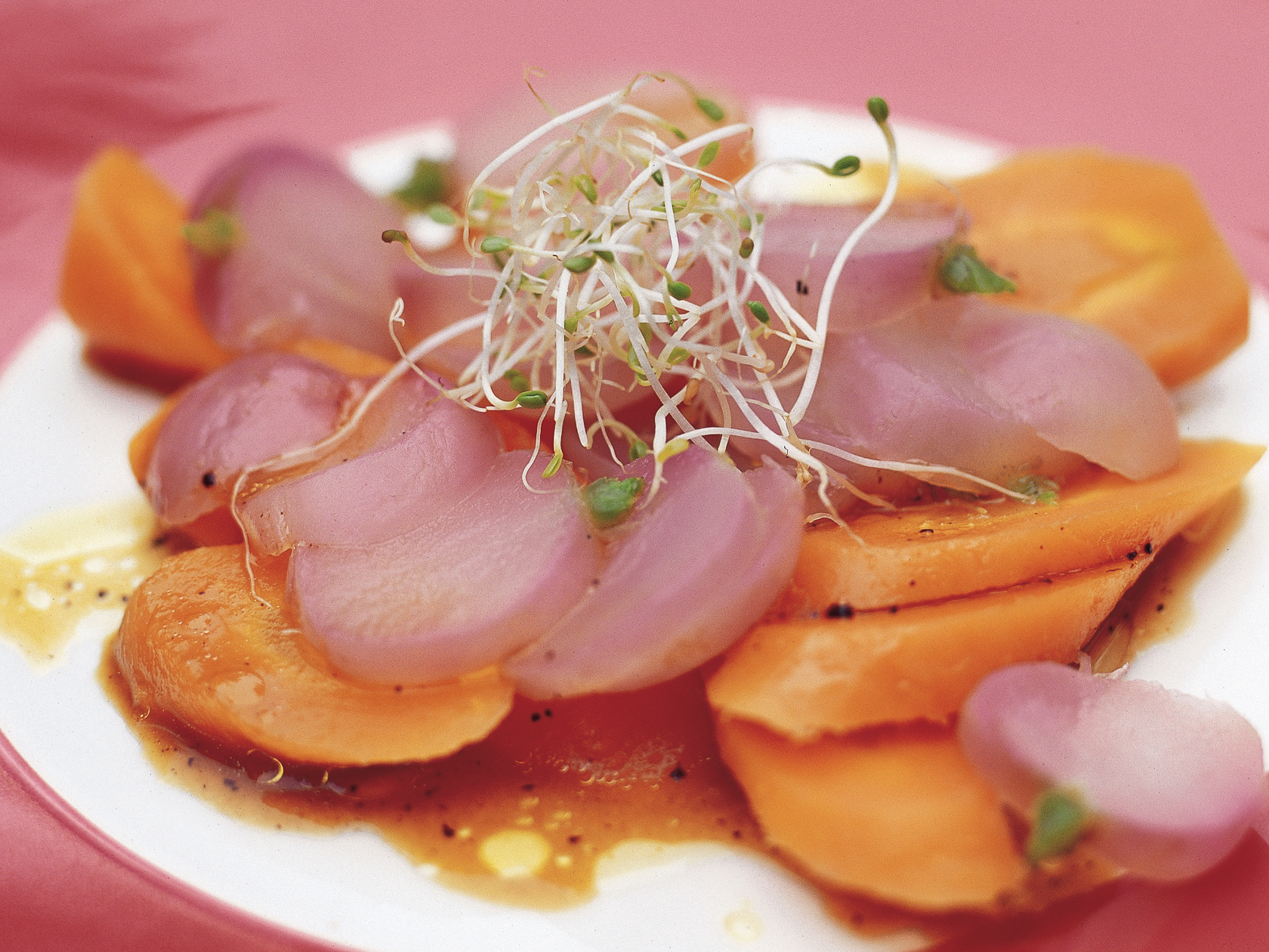 Pirteä retiisi-porkkanasalaatti