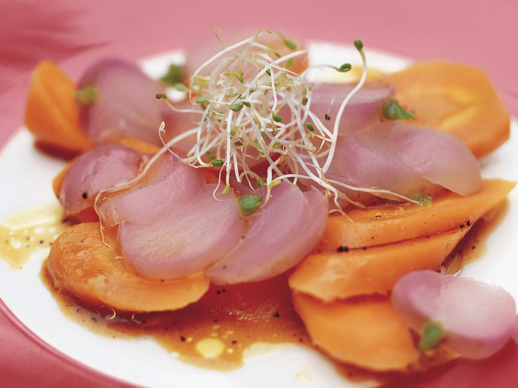 Pirteä retiisi-porkkanasalaatti