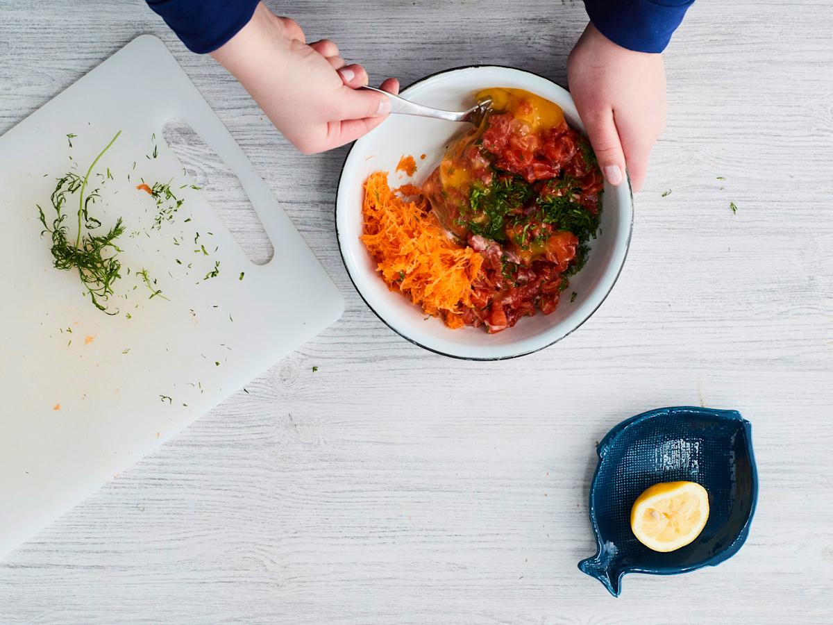 Sekoita kaikki ainekset keskenään kulhossa.