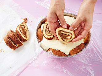 Asettele päälle loput kääretorttuviipaleet. Peitä kelmulla ja anna hyytyä jääkaapissa vähintään neljä tuntia tai yön yli. Kumoa kakku.