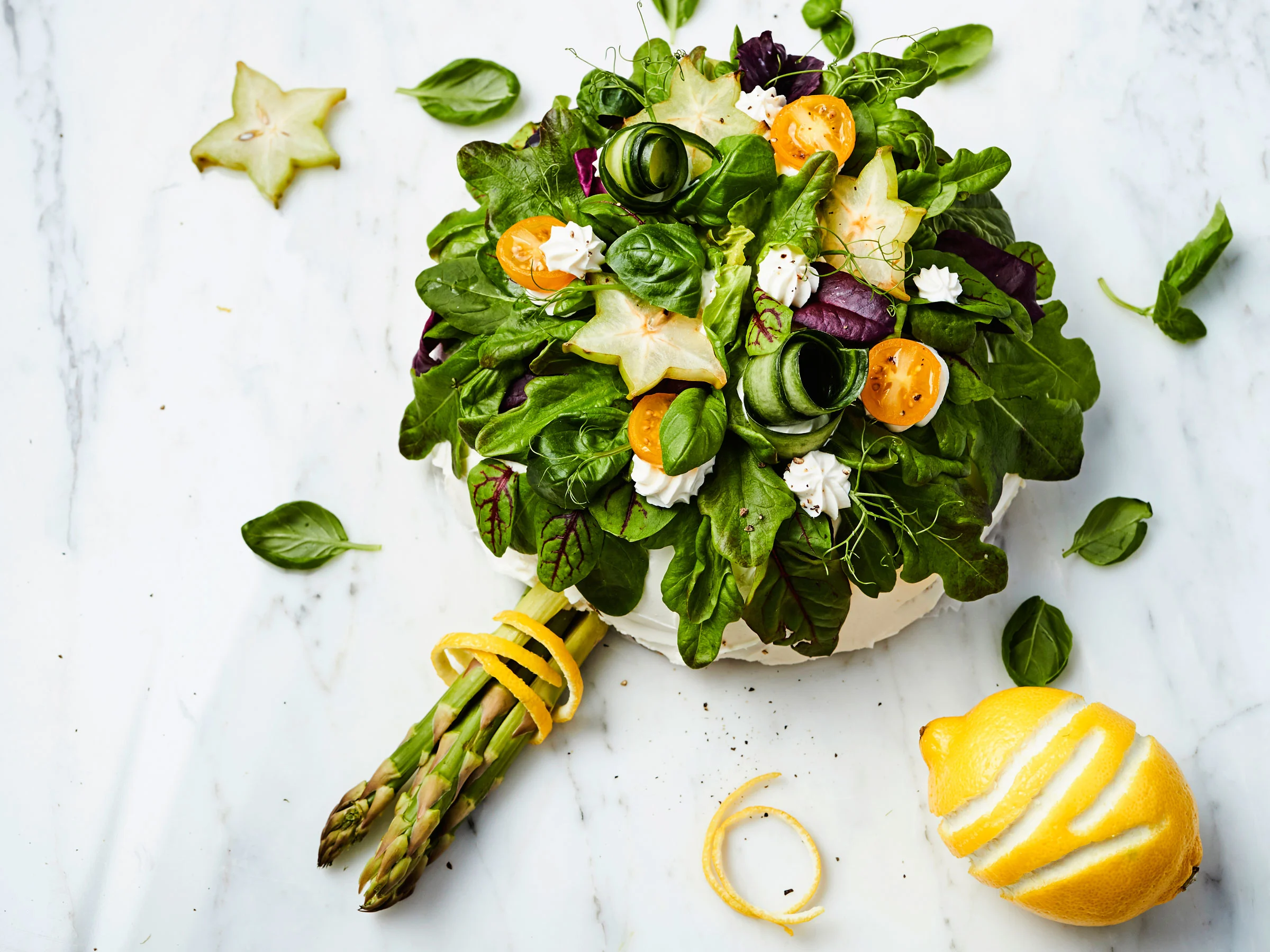 Kolmen kerroksen salaattikakku