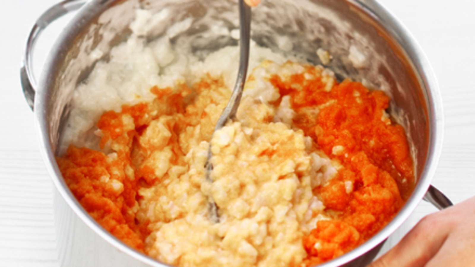 Sekoita porkkanasose riisipuuron joukkoon ja mausta suolalla. Jäähdytä täyte.