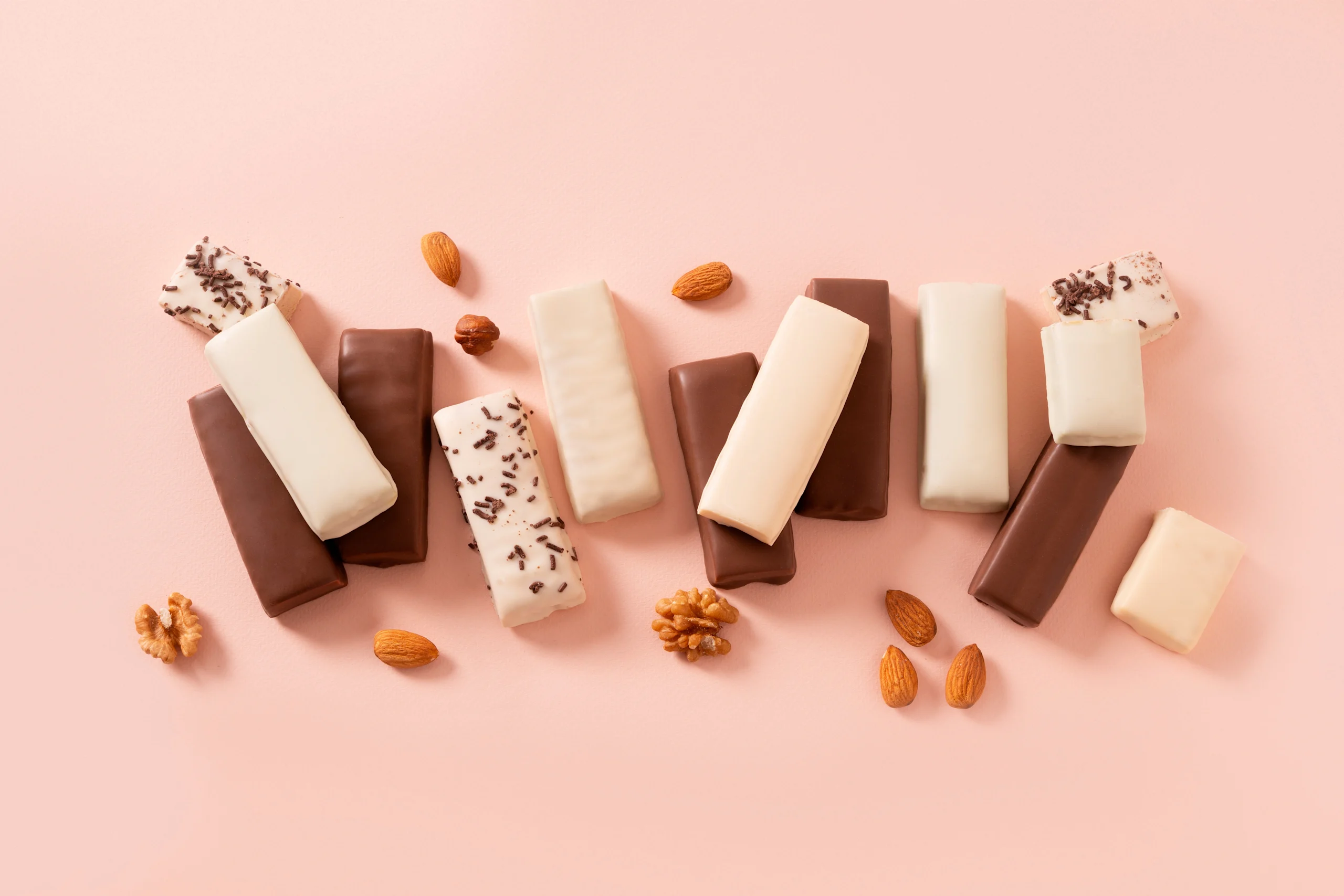 Erilaisia proteiinipatukoita ilman kääreitä 