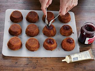 Kumoa tortut jäähtyneinä ja koristele hillolla. Pursota sokerikuorrutetta hillon ympärille.