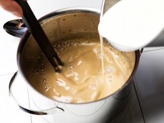 Anna seoksen hieman jäähtyä ja sekoita joukkoon jogurtti.